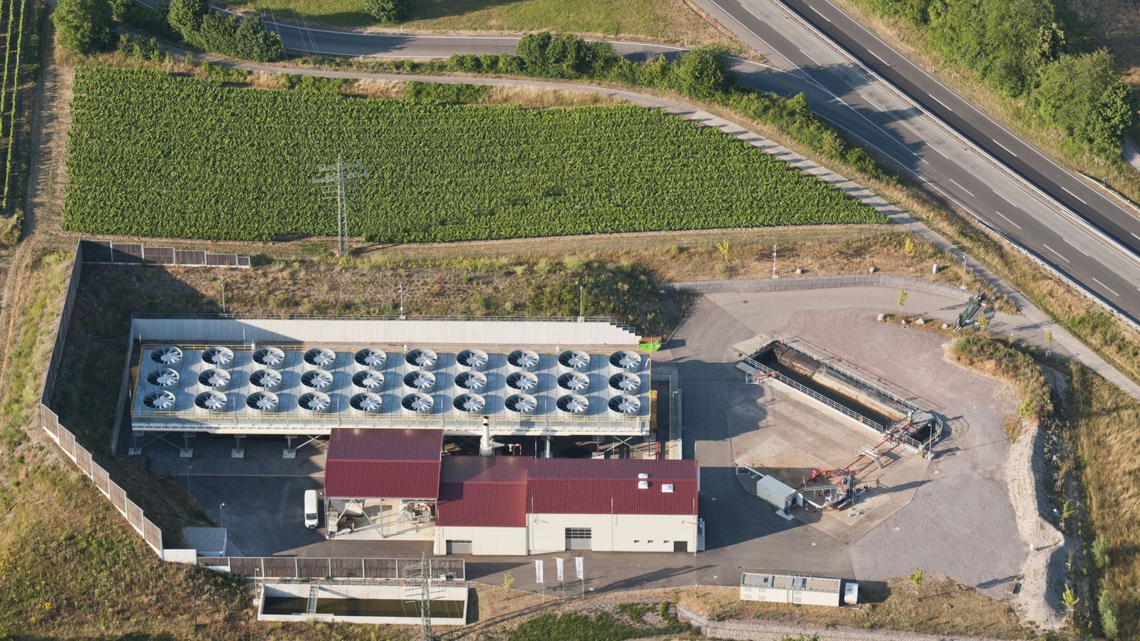 Die Geothermieanlage in Insheim wirkt unscheinbar – der Wein, der oberhalb davon wächst, wird vom Unternehmen aufgekauft.Foto: Klaus Venus Die Geothermieanlage in Insheim wirkt unscheinbar – der Wein, der oberhalb davon wächst, wird vom Unternehmen aufgekauft.Foto: Klaus Venus