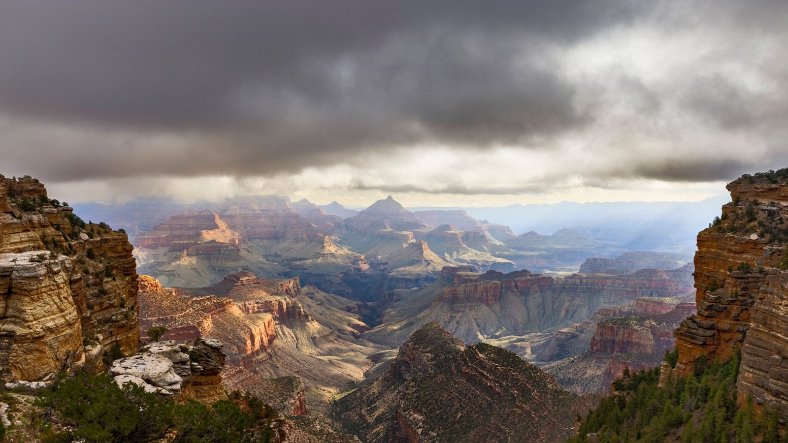 Der Grand Canyon erstreckt sich von Nordosten nach Westen im Norden Arizonas. Er trennt den Nordwesten des Bundesstaates, den sogenannten Arizona Strip, vom Rest Arizonas. Über den eigentlichen Grand Canyon gibt es keine Brücken, Süd- und Nordufer des Colorados sind auf Straßen nur östlich des Nationalparks bei Lees Ferry und Page oder rund 400 Kilometer weiter im Westen über Nevada am Hoover Dam verbunden.Foto: Imago/Cavan Images Der Grand Canyon erstreckt sich von Nordosten nach Westen im Norden Arizonas. Er trennt den Nordwesten des Bundesstaates, den sogenannten Arizona Strip, vom Rest Arizonas. Über den eigentlichen Grand Canyon gibt es keine Brücken, Süd- und Nordufer des Colorados sind auf Straßen nur östlich des Nationalparks bei Lees Ferry und Page oder rund 400 Kilometer weiter im Westen über Nevada am Hoover Dam verbunden.Foto: Imago/Cavan Images