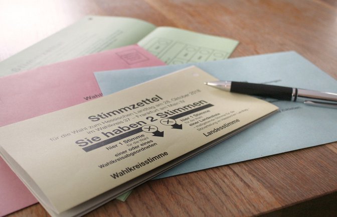 Wahlbrief, Stimmzettel und Erklärung – nur vollständig und fristgerecht abgegeben wird die Stimme gezählt. (Symbolbild)<span class='image-autor'>Foto: SINNBILD Design - stock.adobe.com</span>