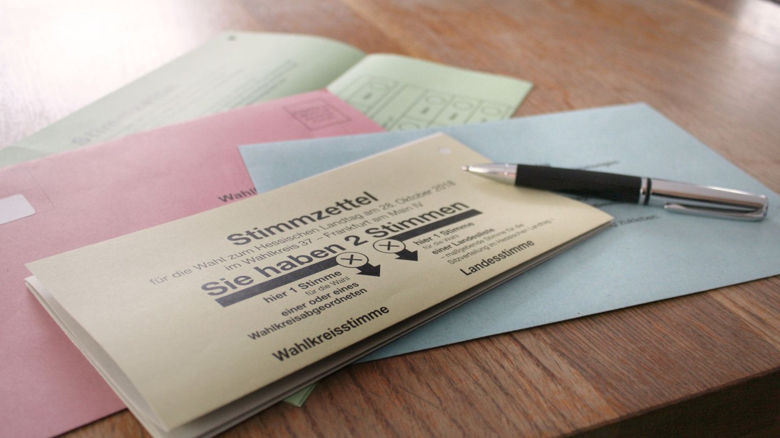 Wahlbrief, Stimmzettel und Erklärung – nur vollständig und fristgerecht abgegeben wird die Stimme gezählt. (Symbolbild)Foto: SINNBILD Design - stock.adobe.com Wahlbrief, Stimmzettel und Erklärung – nur vollständig und fristgerecht abgegeben wird die Stimme gezählt. (Symbolbild)Foto: SINNBILD Design - stock.adobe.com