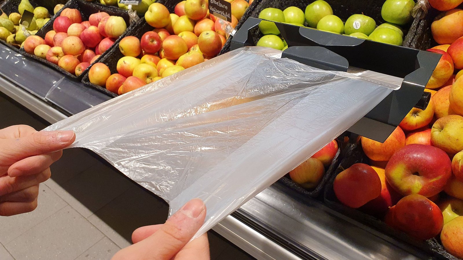 Bei Kaufland nicht mehr kostenlos seit Anfang des Jahres: Plastiktüten für Obst und Gemüse. (Symbolbild)Foto: imago images/Eibner/Fleig / Eibner-Pressefoto via www.imago-images.de