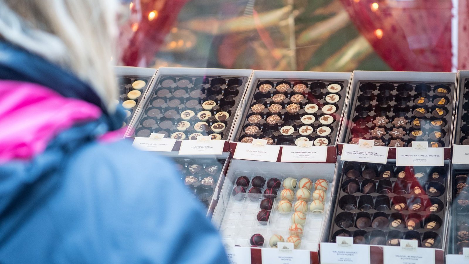 Oder darf es doch lieber die klassische Praline sein?Foto: dpa/Sebastian Gollnow