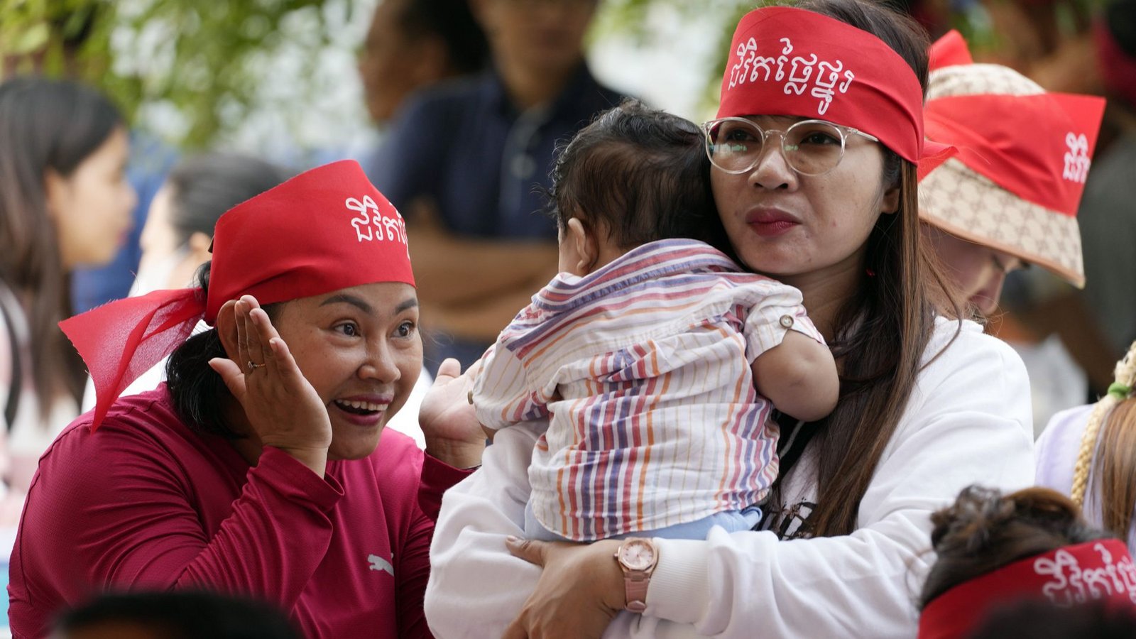 Auch in Phnom Penh (Kambodscha) wurde der Weltfrauentag begangen. Auf dem Stirnband steht „Würdiges Leben“.Foto: dpa/Heng Sinith Auch in Phnom Penh (Kambodscha) wurde der Weltfrauentag begangen. Auf dem Stirnband steht „Würdiges Leben“.Foto: dpa/Heng Sinith