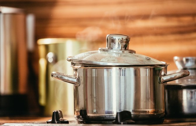 Dünsten ist eine der schonendsten Garmethoden. Worauf Sie achten müssen und ob man mit oder ohne Deckel dünstet, erfahren Sie hier.<span class='image-autor'>Foto: Patrick Daxenbichler / Shutterstock.com</span>
