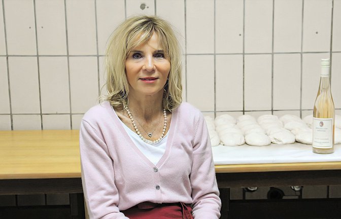Ruhe vor dem Sturm: die Wirtin Tamara Unterwerner in der Spitalkellerei. Im Hintergrund die Teiglinge für Dünnele.<span class='image-autor'>Foto: Uli Fricker</span>