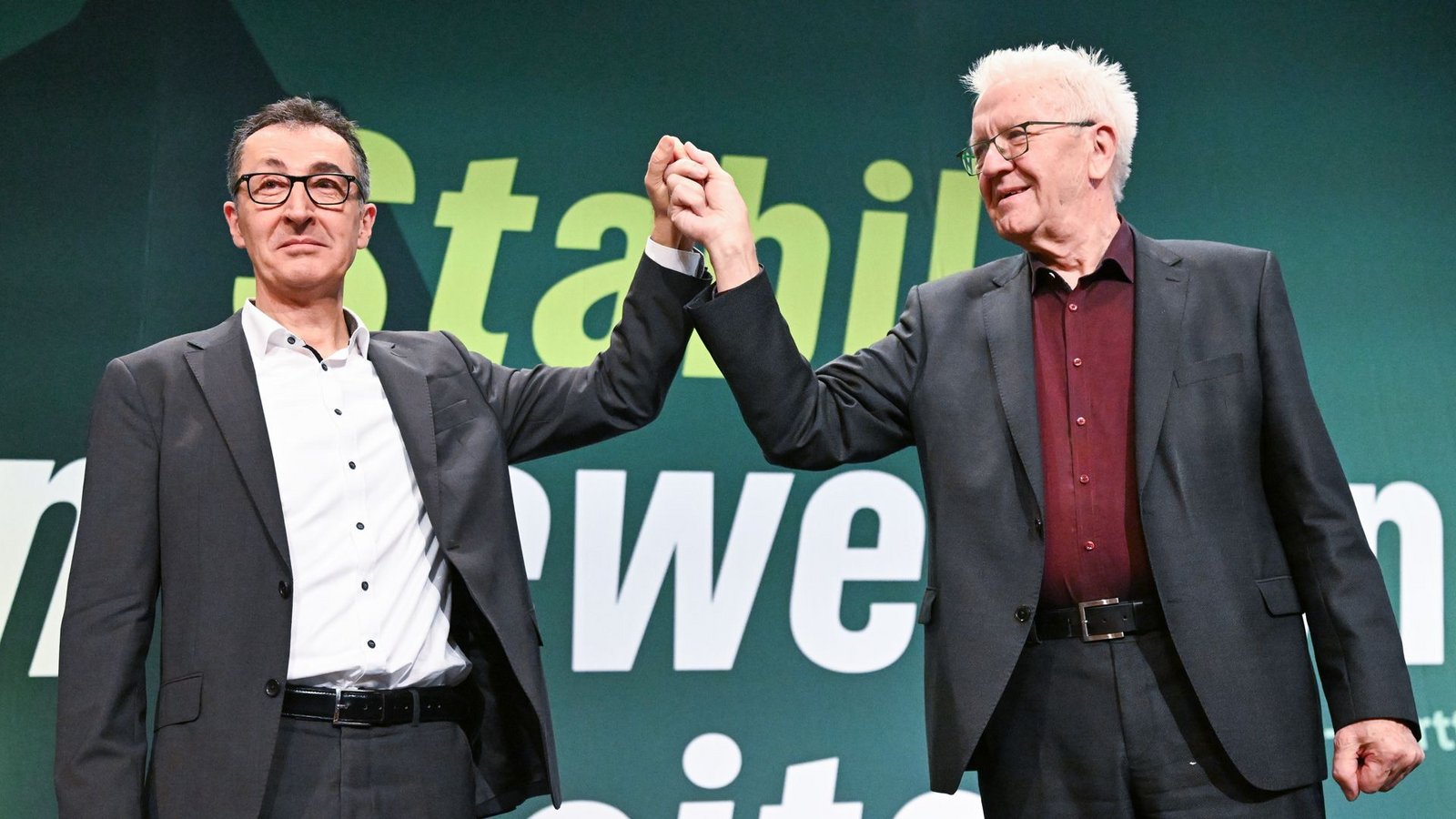 Stabübergabe bei den Grünen: Cem Özdemir (links) will Winfried Kretschmann im Amt des Ministerpräsidenten nachfolgen. Die Entscheidung liegt allerdings bei den Wählerinnen und Wählern.Foto: Bernd Weißbrod/dpa Stabübergabe bei den Grünen: Cem Özdemir (links) will Winfried Kretschmann im Amt des Ministerpräsidenten nachfolgen. Die Entscheidung liegt allerdings bei den Wählerinnen und Wählern.Foto: Bernd Weißbrod/dpa