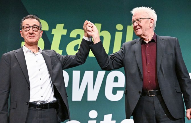 Stabübergabe bei den Grünen: Cem Özdemir (links) will Winfried Kretschmann im Amt des Ministerpräsidenten nachfolgen. Die Entscheidung liegt allerdings bei den Wählerinnen und Wählern.<span class='image-autor'>Foto: Bernd Weißbrod/dpa</span>