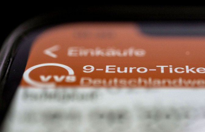 Ein 9 Euro Ticket des Verkehrs- und Tarifverbund Stuttgart GmbH (VVS) auf einem Display eines Smartphones.<span class='image-autor'>Foto: Marijan Murat/dpa</span>