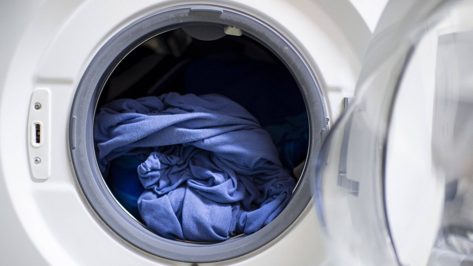 Wie stromfressend eine Waschmaschine ist, macht sich über die Jahre im Geldbeutel bemerkbar (Symbolbild).Foto: Imago/Wedel/Kirchner-Media