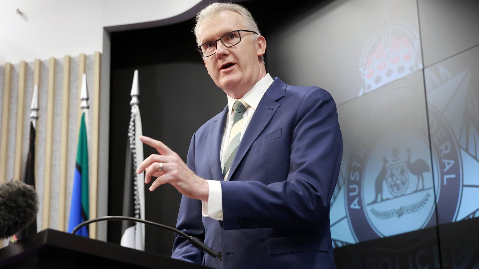 Die Entscheidung von Innenminister Tony Burke basiere auf der Einschätzung, dass Yahoods Social-Media-Posts Hass gegen Muslime und den Islam schürten (Archivbild).Foto: IMAGO/AAP/Hilary Wardhaugh