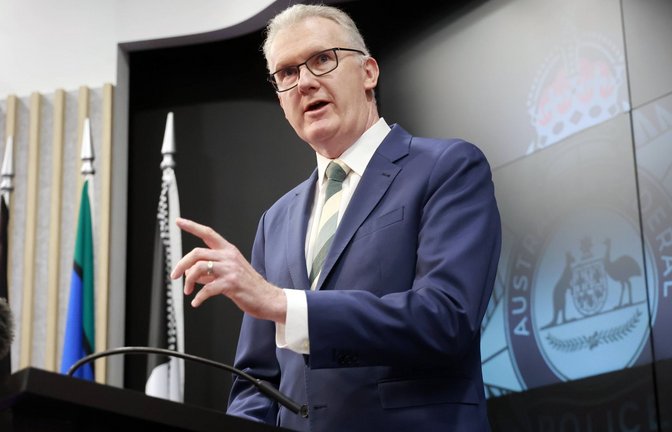 Die Entscheidung von Innenminister Tony Burke basiere auf der Einschätzung, dass Yahoods Social-Media-Posts Hass gegen Muslime und den Islam schürten (Archivbild).<span class='image-autor'>Foto: IMAGO/AAP/Hilary Wardhaugh</span>