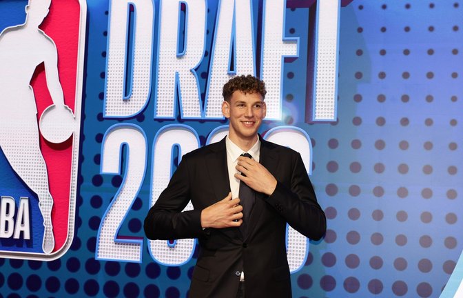 Hannes Steinbach spielt zukünftig in der NBA.<span class='image-autor'>Foto: Adam Hunger/AP/dpa</span>