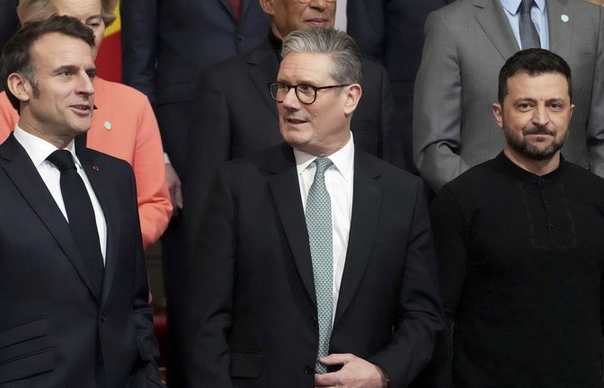 Der britische Premierminister Sir Keir Starmer (M) neben Frankreichs Präsident Emmanuel Macron (l) und dem ukrainischen Präsidenten Wolodymyr Selenskyj (r).<span class='image-autor'>Foto: dpa/Christophe Ena</span>