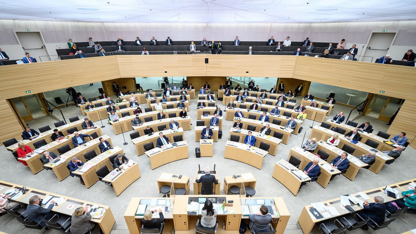 Der aktuelle Landtag hat 154 Mitglieder. Während der Coronazeit mussten einige Abgeordnete auf der Empore Platz nehmen.Foto: dpa/Sebastian Gollnow Der aktuelle Landtag hat 154 Mitglieder. Während der Coronazeit mussten einige Abgeordnete auf der Empore Platz nehmen.Foto: dpa/Sebastian Gollnow