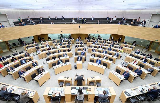 Der aktuelle Landtag hat 154 Mitglieder. Während der Coronazeit mussten einige Abgeordnete auf der Empore Platz nehmen.<span class='image-autor'>Foto: dpa/Sebastian Gollnow</span>