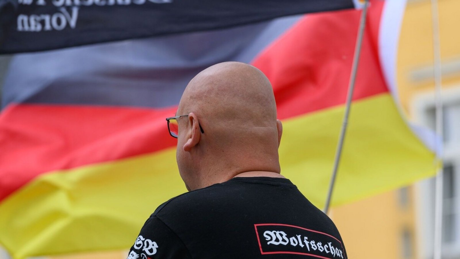 Rechtsextremistische Demontration in Eberswalde: die Ewiggestrigen sind aber nur ein Teil der Szene. In ihrem Denken gibt es auch Schnittmengen mit Linksextremisten.Foto: Patrick Pleul/dpa Rechtsextremistische Demontration in Eberswalde: die Ewiggestrigen sind aber nur ein Teil der Szene. In ihrem Denken gibt es auch Schnittmengen mit Linksextremisten.Foto: Patrick Pleul/dpa