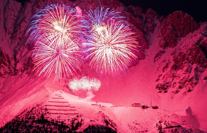 Geht’s noch farbenprächtiger? Wohl Kaum! Silvesterfeuerwerk auf der Seegrube bei Innsbruck in Tirol (Archivbild).<span class='image-autor'>Foto: imago/Michael Kristen</span>