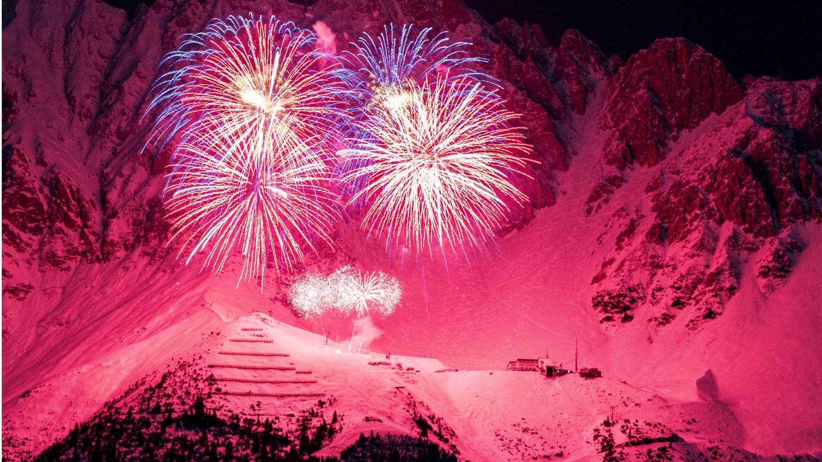 Geht’s noch farbenprächtiger? Wohl Kaum! Silvesterfeuerwerk auf der Seegrube bei Innsbruck in Tirol (Archivbild).Foto: imago/Michael Kristen Geht’s noch farbenprächtiger? Wohl Kaum! Silvesterfeuerwerk auf der Seegrube bei Innsbruck in Tirol (Archivbild).Foto: imago/Michael Kristen
