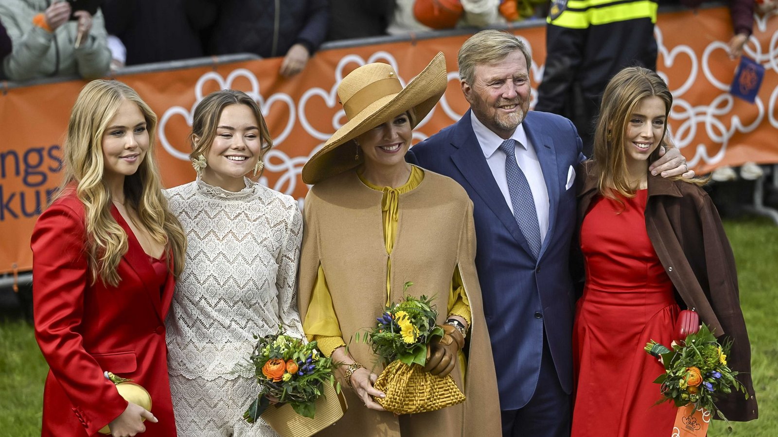 2026: Prinzessin Amalia (l-r), Prinzessin Ariane, Königin Máxima, König Willem-Alexander und Prinzessin Alexia posieren bei den Feierlichkeiten zum Königstag für ein Foto. Der König feiert seinen 59. Geburtstag mit seiner Familie in der friesischen Stadt.Foto: picture alliance/dpa/ANP | Jilmer Postma