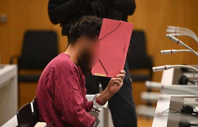 Der mutmaßliche Terrorist Sulaiman A. vor dem Stuttgarter Oberlandesgericht: weitestgehend regungslos.<span class='image-autor'>Foto: dpa</span>