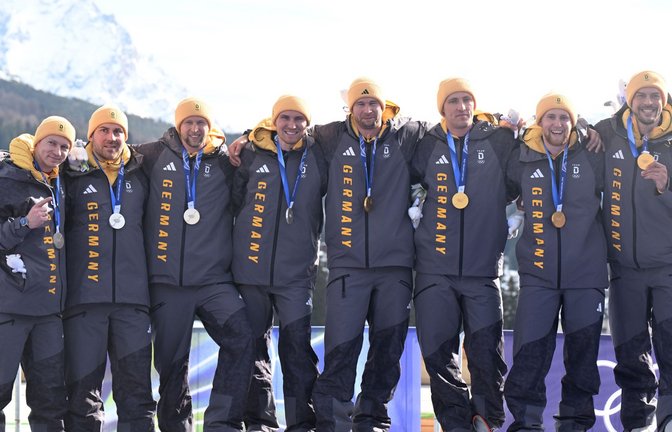 Das Team um Johannes Lochner (4. v. re.) hat Gold gewonnen, Francesco Friedrich (li.) mit seiner Mannschaft Silber.<span class='image-autor'>Foto: Robert Michael/dpa</span>