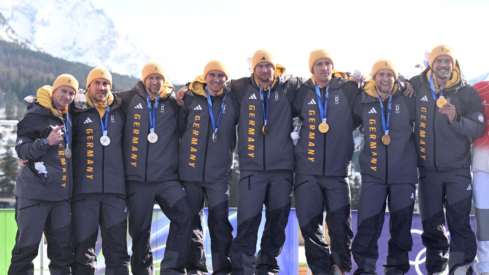 Das Team um Johannes Lochner (4. v. re.) hat Gold gewonnen, Francesco Friedrich (li.) mit seiner Mannschaft Silber.Foto: Robert Michael/dpa Das Team um Johannes Lochner (4. v. re.) hat Gold gewonnen, Francesco Friedrich (li.) mit seiner Mannschaft Silber.Foto: Robert Michael/dpa