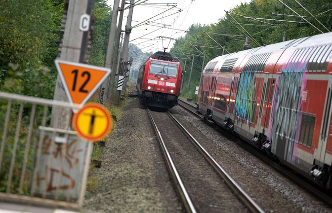 Die Bahnstrecke ist wieder eingleisig befahrbar.<span class='image-autor'>Foto: dpa/Jonas Walzberg</span>