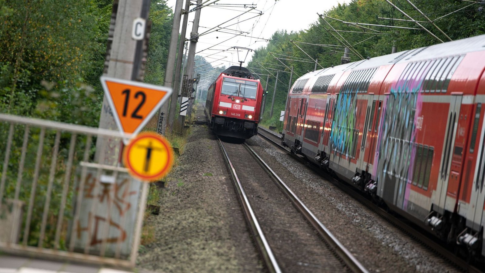 Die Bahnstrecke ist wieder eingleisig befahrbar.Foto: dpa/Jonas Walzberg