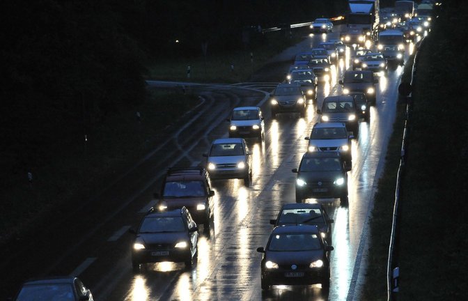 Der Unfall sorgte für Staus auf der B464. (Symbolbild)<span class='image-autor'>Foto: dpa/Rolf Haid</span>