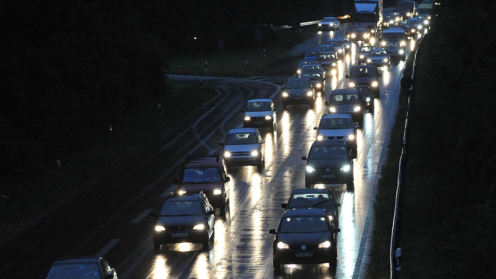 Der Unfall sorgte für Staus auf der B464. (Symbolbild)Foto: dpa/Rolf Haid Der Unfall sorgte für Staus auf der B464. (Symbolbild)Foto: dpa/Rolf Haid