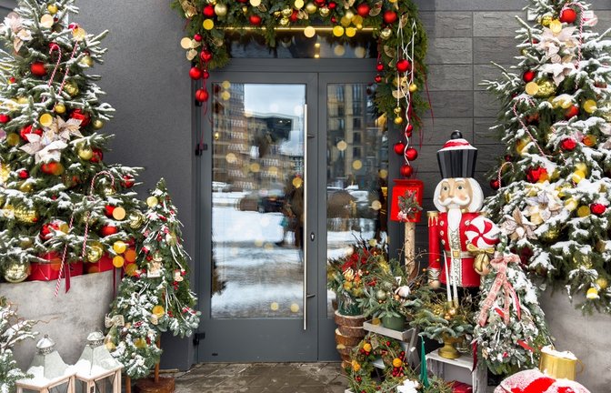 Wir verraten, wie Sie den viralen Duschstangen-Hack für Weihnachtsdeko nachmachen.<span class='image-autor'>Foto: valiantsin suprunovich/ Shutterstock</span>