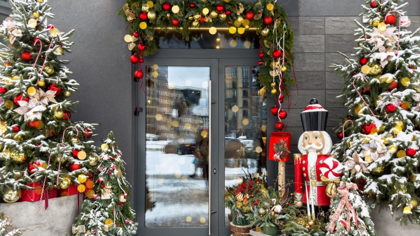 Wir verraten, wie Sie den viralen Duschstangen-Hack für Weihnachtsdeko nachmachen.Foto: valiantsin suprunovich/ Shutterstock Wir verraten, wie Sie den viralen Duschstangen-Hack für Weihnachtsdeko nachmachen.Foto: valiantsin suprunovich/ Shutterstock