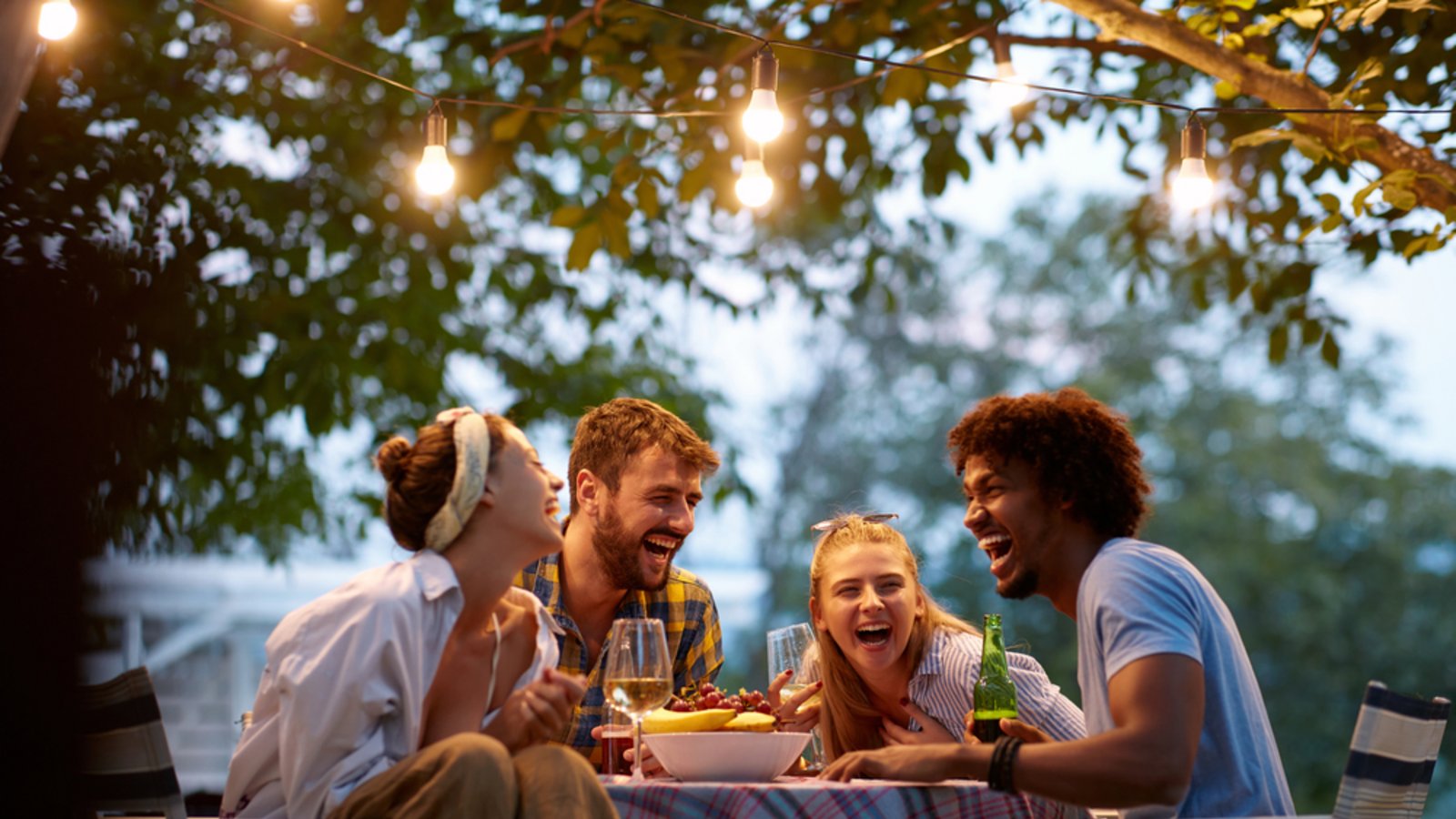 Diese Witze können Sie bei der nächsten Party herausholen.Foto: Lucky Business / shutterstock.com