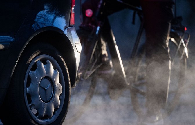 Wenn Autos und Radler im Verkehr aufeinandertreffen, haben die Zweiräder häufig das Nachsehen. (Symbolbild)<span class='image-autor'>Foto: Marijan Murat//dpa</span>