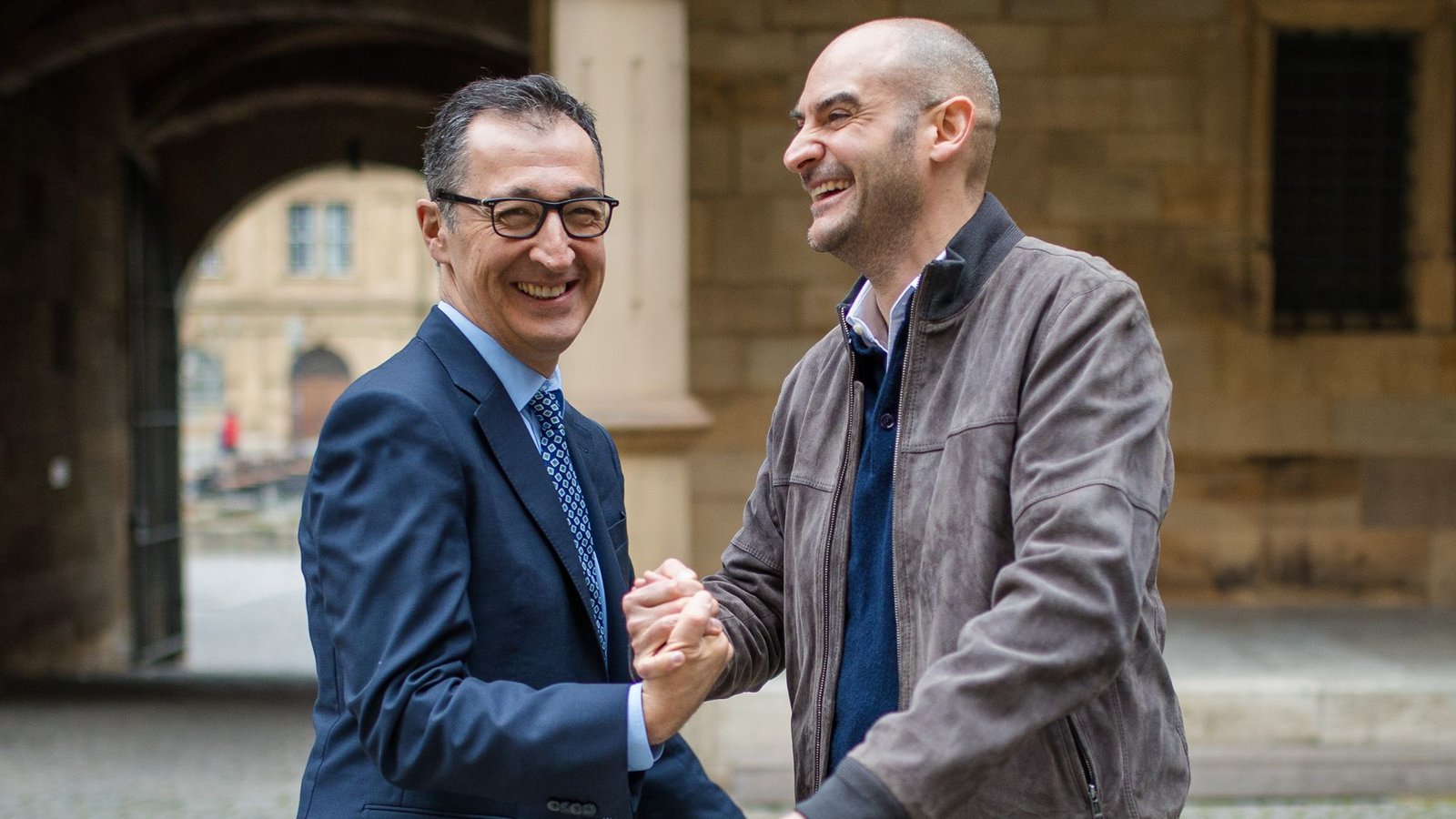 Verstehen sich auch über die Ebene des Humors: Cem Özdemir (links) und Danyal Bayaz vor dem Interview im Hof des Alten Schlosses Stuttgart.Foto: Lichtgut/Christoph Schmidt Verstehen sich auch über die Ebene des Humors: Cem Özdemir (links) und Danyal Bayaz vor dem Interview im Hof des Alten Schlosses Stuttgart.Foto: Lichtgut/Christoph Schmidt