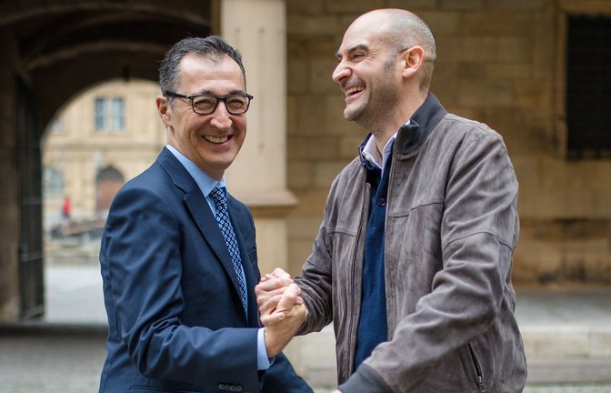 Verstehen sich auch über die Ebene des Humors: Cem Özdemir (links) und Danyal Bayaz vor dem Interview im Hof des Alten Schlosses Stuttgart.<span class='image-autor'>Foto: Lichtgut/Christoph Schmidt</span>