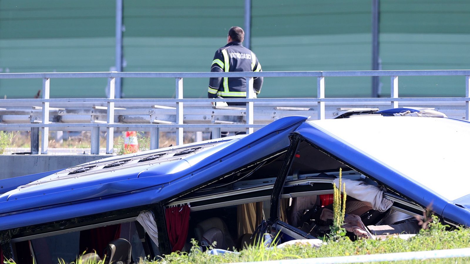 Das Wrack des Busses an der Unfallstelle in Kroatien. Bei dem Unfall sind mehrere Menschen ums Leben gekommen.Foto: Uncredited/AP/dpa