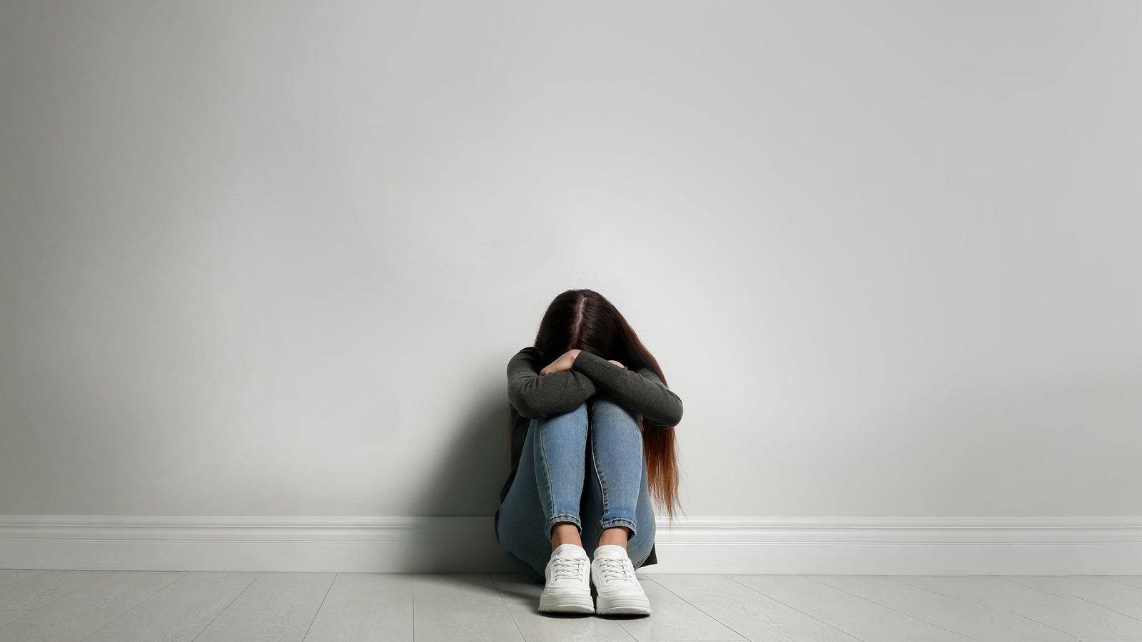 Im seelischen Tief: Wer Hilfe bekommt, findet leichter aus schwierigen Situationen heraus, als Kinder- und Jugendliche, deren Nöte ignoriert werden.Foto: Imago/Pond5 Im seelischen Tief: Wer Hilfe bekommt, findet leichter aus schwierigen Situationen heraus, als Kinder- und Jugendliche, deren Nöte ignoriert werden.Foto: Imago/Pond5