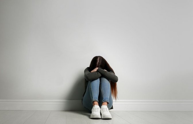 Im seelischen Tief: Wer    Hilfe bekommt, findet leichter  aus schwierigen Situationen heraus, als Kinder- und Jugendliche, deren Nöte ignoriert werden.<span class='image-autor'>Foto: Imago/Pond5</span>
