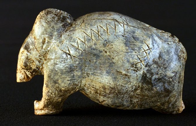 Was bedeuten diese Kreuzreihen auf der 40.000 Jahre alten Mammutfigur aus der schwäbischen Vogelherdhöhle?<span class='image-autor'>Foto: © Universität Tübingen/Hildegard Jensen</span>