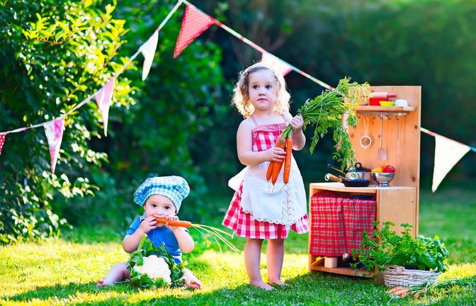 Das Kochen im Freien bereitet besonders viel Vergnügen. Outdoorküchen gibt es in unzähligen Ausführungen.<span class='image-autor'>Foto: Adobe Stock</span>