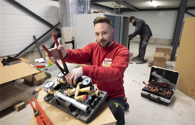 Ein Heizungsbauer  montiert  eine Wärmepumpe.<span class='image-autor'>Foto: Horst Rudel</span>
