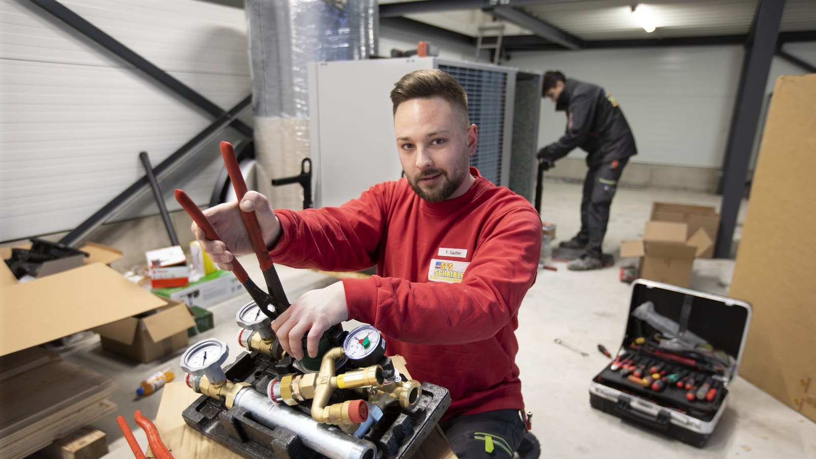 Ein Heizungsbauer montiert eine Wärmepumpe.Foto: Horst Rudel Ein Heizungsbauer montiert eine Wärmepumpe.Foto: Horst Rudel