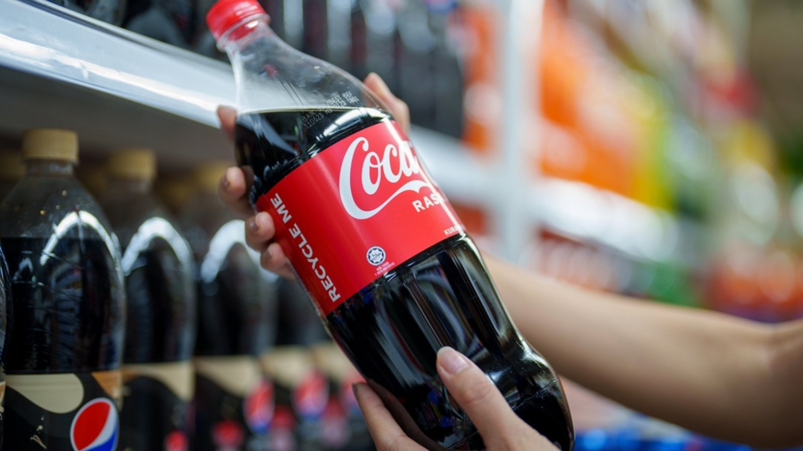 Gibt es Coca-Cola in den USA bald nur noch mit Rohrzucker?Foto: TY Lim / shutterstock.com Gibt es Coca-Cola in den USA bald nur noch mit Rohrzucker?Foto: TY Lim / shutterstock.com
