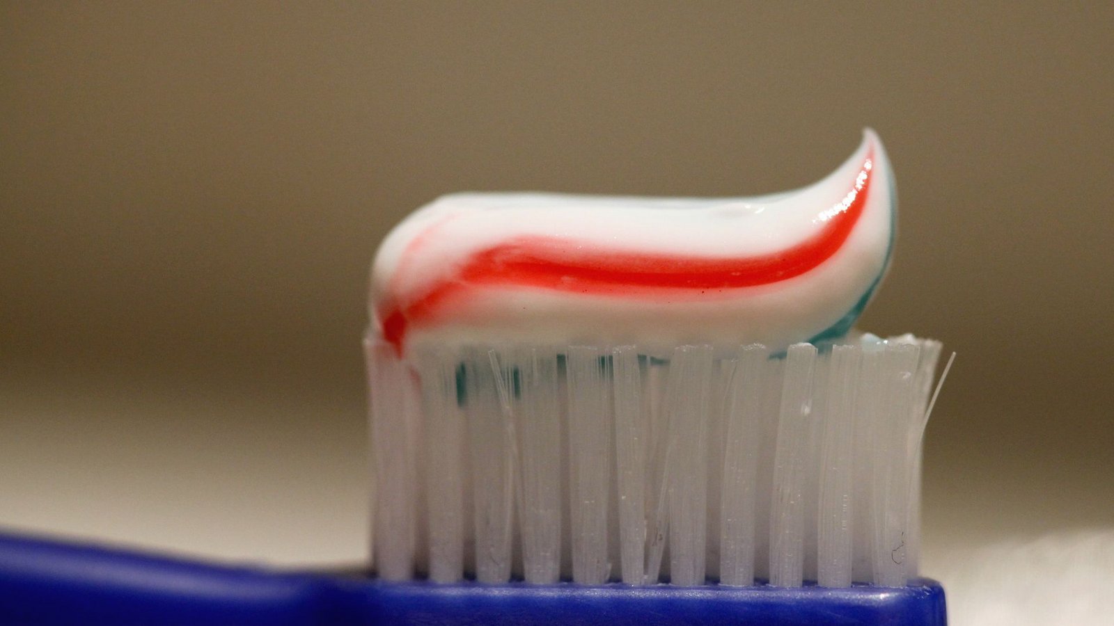 Viele Zahncremes sind bei der Untersuchung von  Öko-Test durchgefallen. (Symbolfoto)Foto: picture alliance / dpa/Daniel Karmann