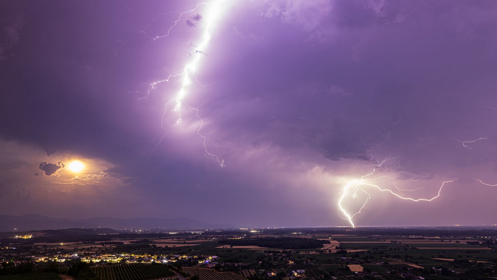 Ein Blitz geht am 28. Juni über dem Rheintal nieder während im Vordergrund der Kaiserstuhl zu sehen ist. Nach einer Woche mit Rekordhitze entladen sich zahlreiche Gewitter über dem Süden Baden-Württembergs und dem Dreiländereck.Foto: Philipp von Ditfurth/dpa Ein Blitz geht am 28. Juni über dem Rheintal nieder während im Vordergrund der Kaiserstuhl zu sehen ist. Nach einer Woche mit Rekordhitze entladen sich zahlreiche Gewitter über dem Süden Baden-Württembergs und dem Dreiländereck.Foto: Philipp von Ditfurth/dpa