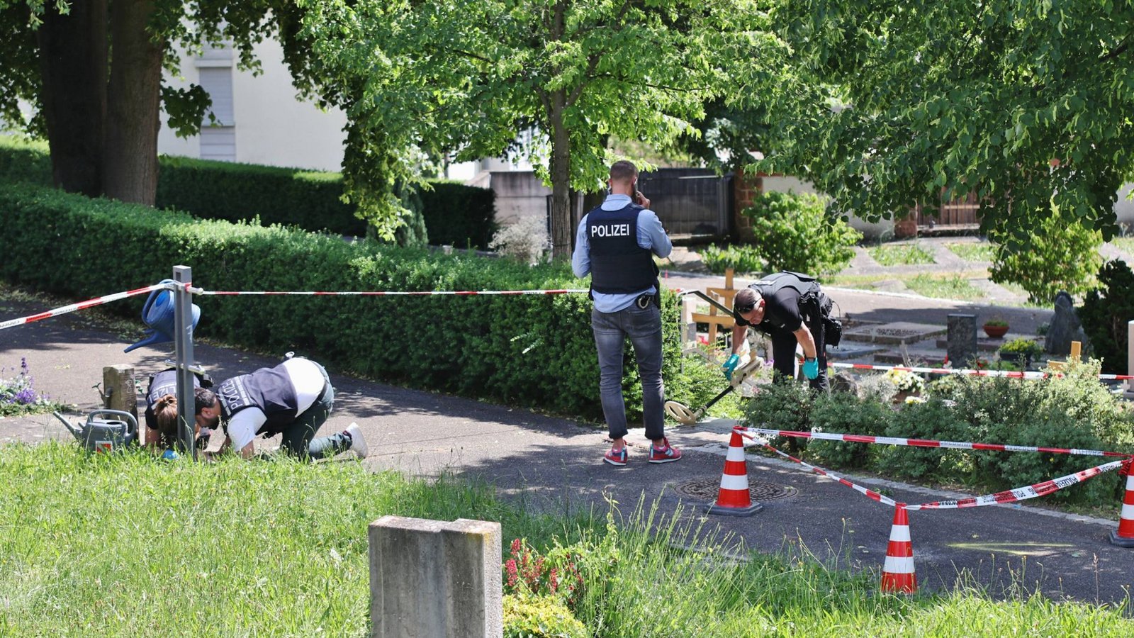 Die Polizei hat am Friedhof in Altbach Spuren gesichert.Foto: 7aktuell/Kevin Lermer Die Polizei hat am Friedhof in Altbach Spuren gesichert.Foto: 7aktuell/Kevin Lermer