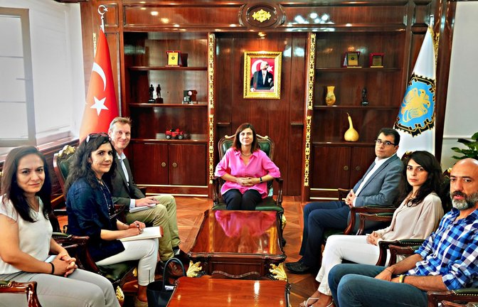 Serra Bucak (Bildmitte)  ging von Deutschland in die Türkei, um Bürgermeisterin in Diyarbakir zu werden.<span class='image-autor'>Foto: //Mehmet Masum Suer</span>