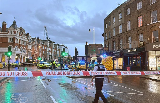 Beim Aufprall einer Schusswaffe bei einer Verfolgungsjagd in London haben sich Schüsse gelöst und zwei unbeteiligte Frauen leicht verletzt.<span class='image-autor'>Foto: Jake Warren/X(Twitter)/PA Media/dpa</span>