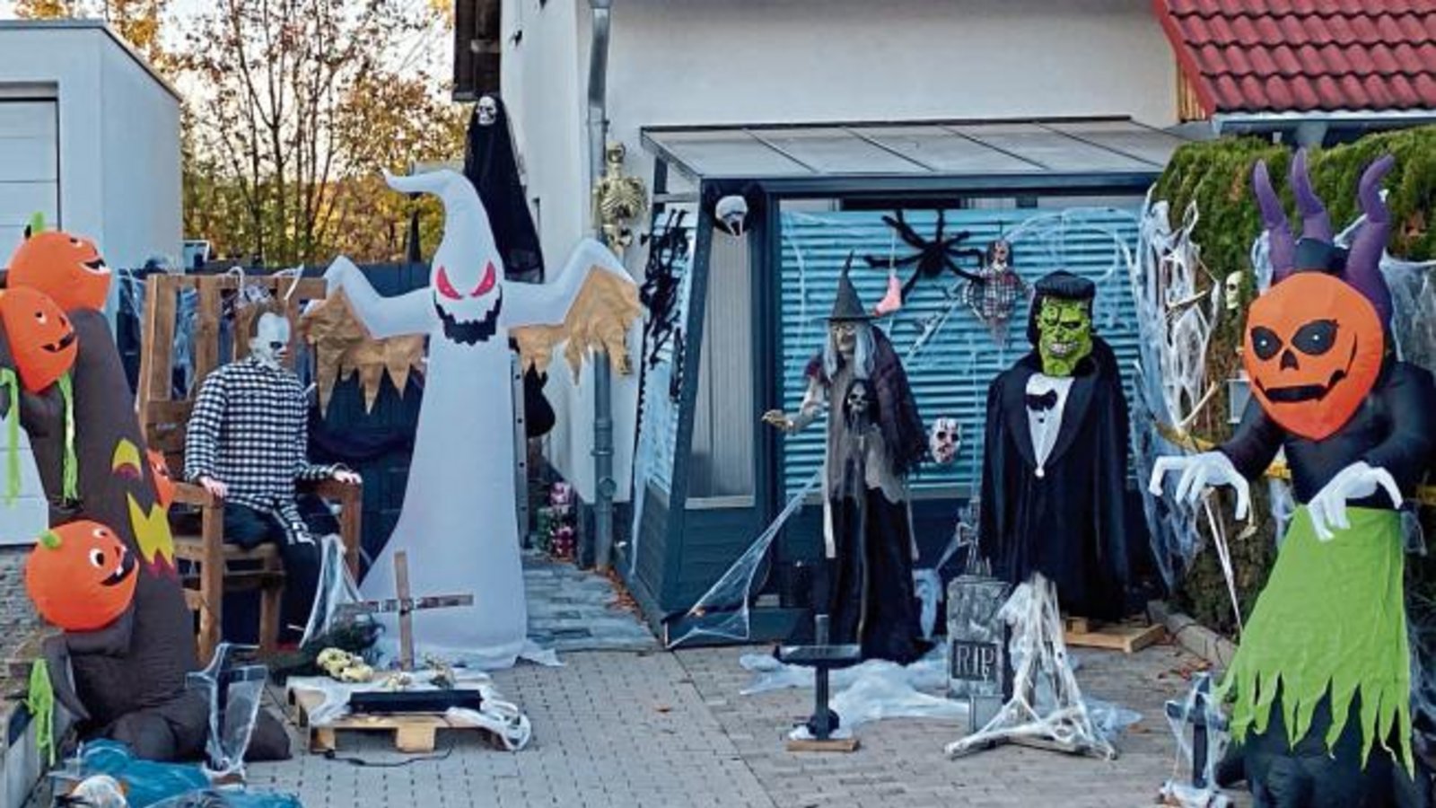 In Oberriexingen ging es am Wochenende ganz schön gruselig zu. Dieser Horde Halloween-Geister zog garantiert die Blicke auf sich. Foto: Gergen In Oberriexingen ging es am Wochenende ganz schön gruselig zu. Dieser Horde Halloween-Geister zog garantiert die Blicke auf sich. Foto: Gergen